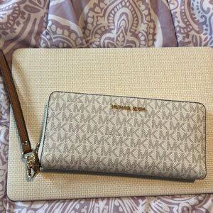 NWT: New with Tags. Michael Kors Cream and Tan Wristlet